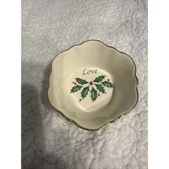LENOX Round Fluted "Love" Holiday Dish 4.5"   *NEW* unused, original‎ sticker - Picture 1 of 2